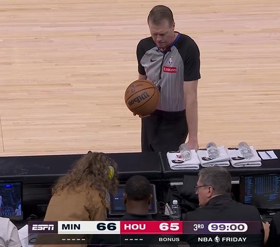 开云体育-决战到天亮？火狼第三节丰田中心计时器出问题 时间还剩99分钟！