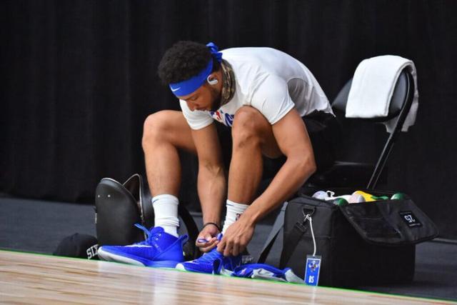 西蒙斯消极训练被里弗斯赶走 揭幕战遭队内禁赛