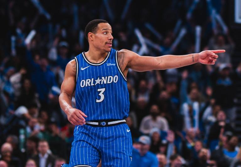 开云平台-坎宁安29+7+11杜伦两双，班凯罗尴尬准三双，活塞逆转魔术夺3连胜