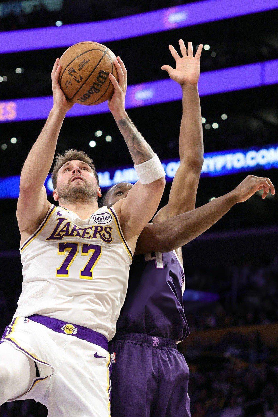 开云体育-胜国王取2连胜！湖人2战送63次助攻，东契奇终于像詹姆斯那样打球