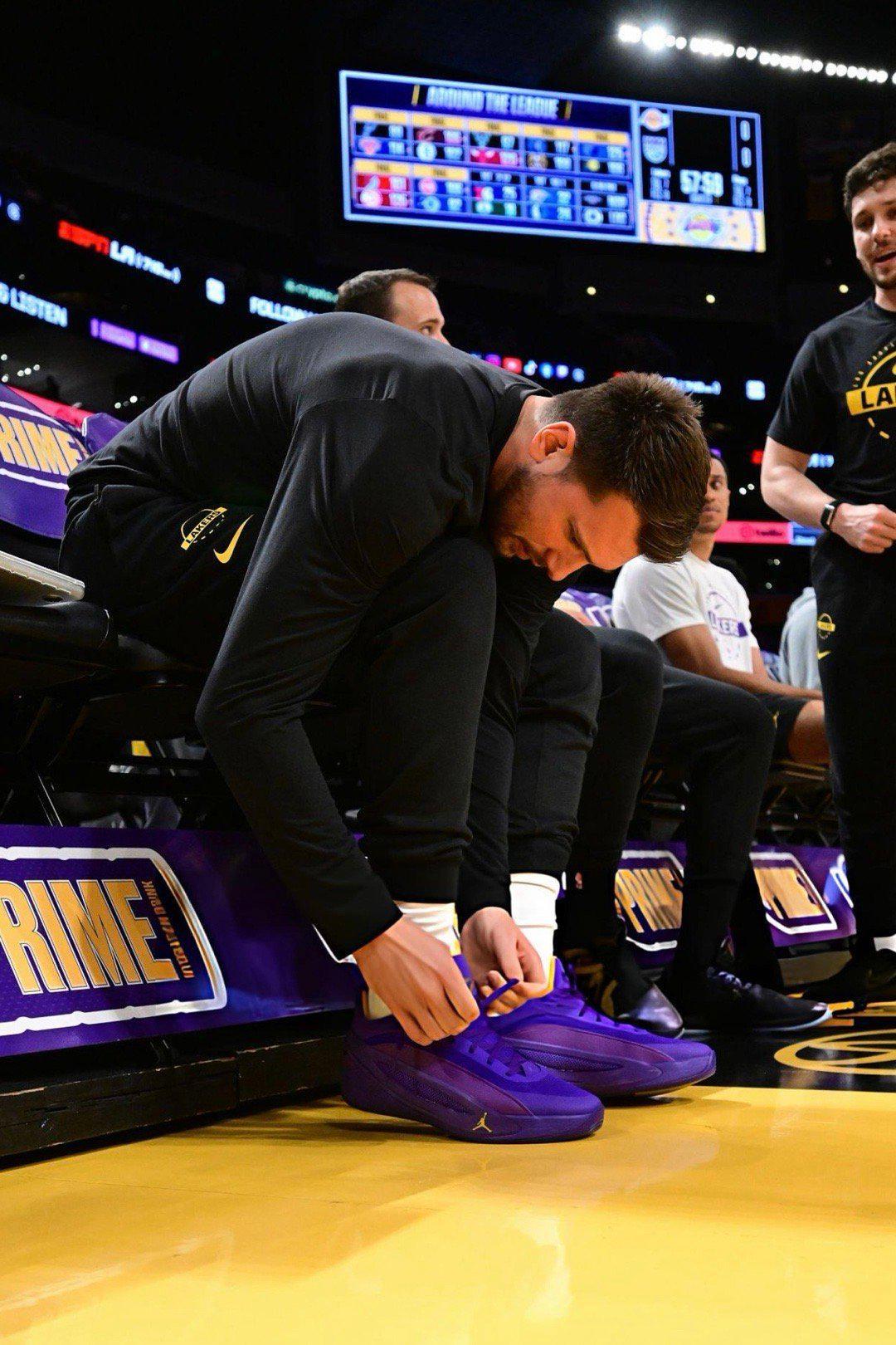 开云体育-胜国王取2连胜！湖人2战送63次助攻，东契奇终于像詹姆斯那样打球