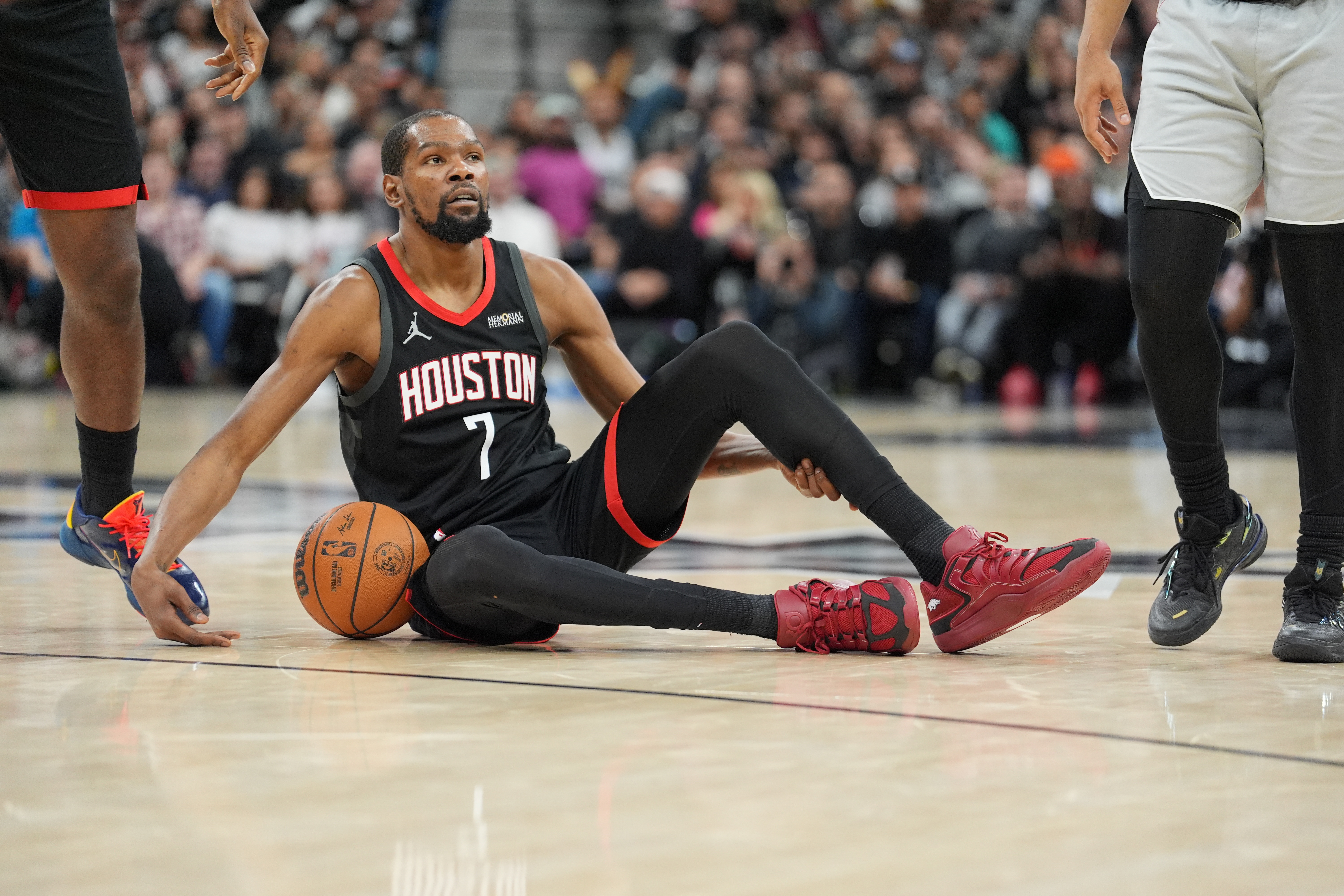 开云体育-比尔·西蒙斯：若知道范弗里特受伤 火箭当时就不会换来KD